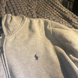 Zip hoodie - säljer min gråa ralph lauren ziphoodie från kids brandstore för att jag ej använder denna längre. storlek xs/s Nypris 600kr Säljer för 200