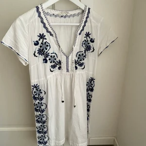 Sommarklänning från Odd Molly  - Klassisk och fin sommarklänning från odd molly i storlek 0 motsvarande XS. Använd endast fåtal gånger. Blå brodyrer. 