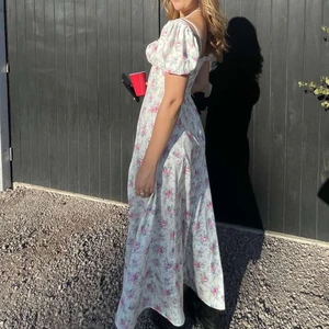 Fantastisk sommarklänning - Säljer den här otroliga långklänningen med slits. Perfekt till sensommarens alla kräftskivor. Sitter som en smäck och får både midja och tuttar att se fantastiska ut. Jag är 184 för referens. 