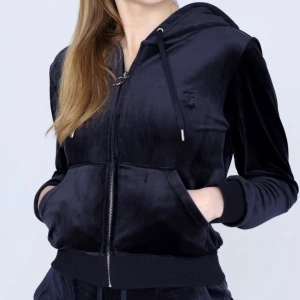 Juicy couture kofta - 💫Säljer denna blåa juicycouture koftan helt ny, lappar kvar och allt. Säljer pågrund av att jag beställde fel storlek. Köpt för 1199 kr💫