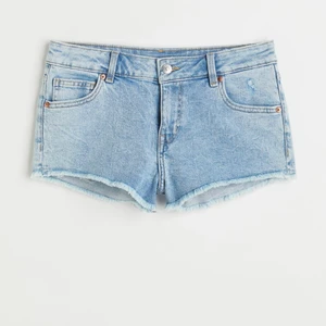 Jeansshorts Low Waist  - Helt oanvända shorts från H&M. Säljer då dom inte kommit till användning🤍 Slutsåld upp till strl 36 på H&Ms hemsida, detta är strl 34.