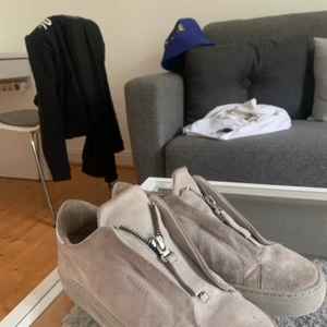 arigato  - säljer mina arigato zip i jättefint skick. säljer för jag vill köpa ett par andra💕 nypris pris är 2000kr