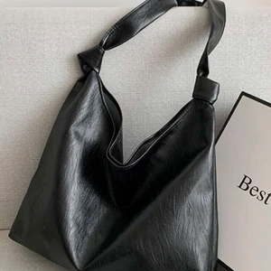 Svart väska - Första bilden är lånad!! 🚀 Rymlig svart väska med knutar. Har ej använts någon gång och är därför lite skrynklig på bilden 💕. Rymmer väldigt mycket. På sista bilden har jag både dator mm men det var mycket plats kvar. Bra som skolväska!