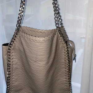 Stor grå väska!! - ‼️Intressekoll‼️ på min stora gråa stella mccartney liknande väska!! Perfekt till skolan då böcker o dator får plats! Köpt för ungefär ett år sen men använt väldigt sparsamt!❤️‍🩹Köp direkt för 359kr+ frakt eller buda från 200kr❤️‍🩹❤️‍🩹🫶🏼