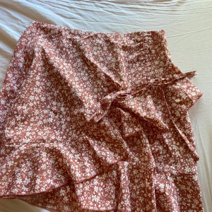 Sommar kjol🌸 - Super fin sommar kjol helt o använd, har dragkedja, och den knytning som går att korta och länge efter önskat💕