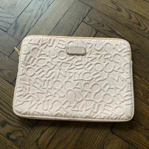 Datorfodral från Marc Jacobs - Datorfodral i ljusrosa från Marc Jacobs. Passar till datorer som är 13” eller mindre.