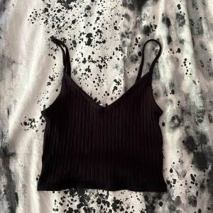 Svart crop top - Ett gammalt plagg från h&m som inte används storlek xs. Relativt bra skick och köparen står för frakten!