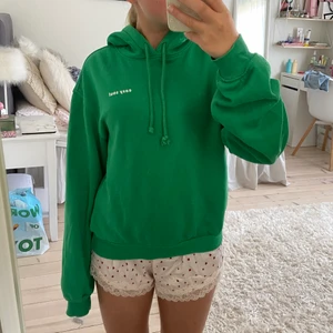 hoodie - snygg hoodie från hm, tror inte den säljs längre💕 köpte i slutet av förra sommaren!