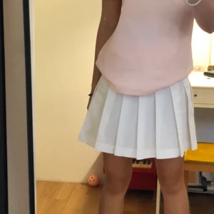 Vit tenniskjol, storlek 34 - Jättefin tenniskjol som jag tyvärr knappt har använt för det inte riktigt var min stil!💖🥰😎 Köparen står för frakt💖