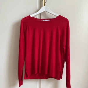 tröja - jättefin tunn stickad tröja som jag aldrig använt! den är jätteskön och snygg😍kom privat för fler bilder!