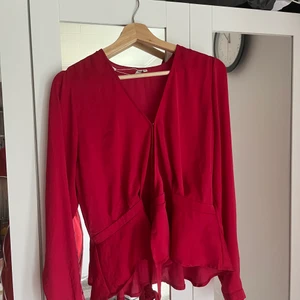 Röd blus  - Strl 38