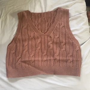 Stickad väst  - En lätt brun stickad väst 