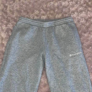 Champion mjukisbyxor!! - Ett år gråa champion mjukisbyxor som är jätte fina men dem är för små för mig🥹man kan inte se storleken men skulle säga xs/s💗