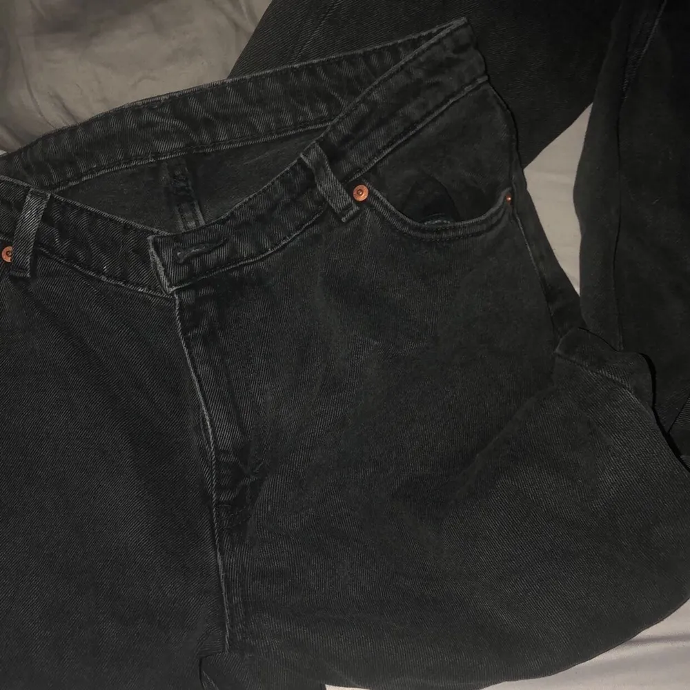 Säljer dessa då jag måste köpa nya för jag har inga jeans som sitter bra å börjat gymnasiet om 1 vecka💕 help a Girl out, dem är assss snygga men för små för mig dem är i storlek 32 typ som en 42/m. Jeans & Byxor.