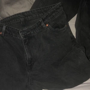 Monki heans - Säljer dessa då jag måste köpa nya för jag har inga jeans som sitter bra å börjat gymnasiet om 1 vecka💕 help a Girl out, dem är assss snygga men för små för mig dem är i storlek 32 typ som en 42/m
