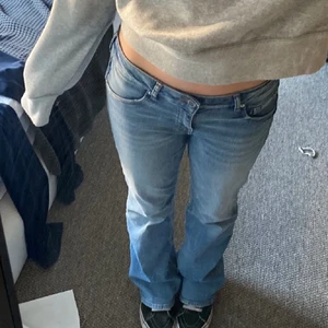 Lågmidjade jeans - Lånad första bild! Sååå snygga lågmidjade jeans som ja köpt här på plick för ett tag sen, super skick! Storlek 40 men passar 36/38💕 ja är 168 å de är långa på mig! Skriv för fler frågor 