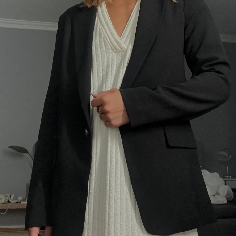 Kavaj/blazer, enkelknäppt från H&M. Knappt använd, superfint skick. Rakare modell dvs inte så figursydd! Storlek XS fast oversize!. Kostymer.