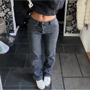 Zara jeans - Ett nytt par av dessa populära zara jeansen💕 Säljer endast för att de var för små tyvärr🥹 Köpta här på Plick 💫 Lånade bilder så DM för egna bilder på dem😋