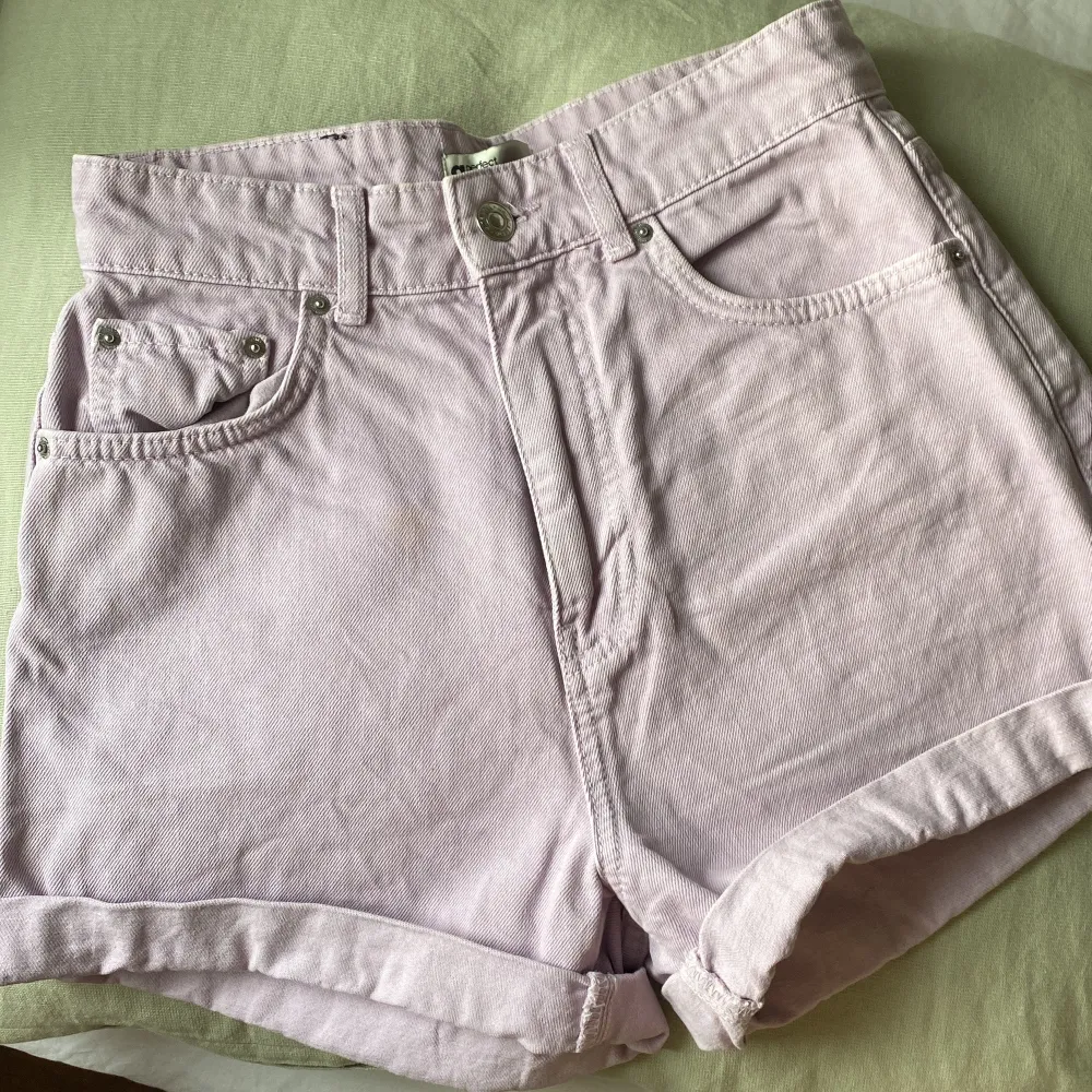 Säljer dessa lila shorts från ginatricot nästan helt oanvända 💜 Storlek 32, skriv för frågor eller fler bilder . Shorts.