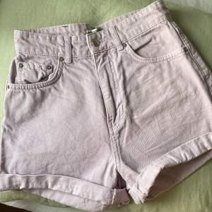 Säljer dessa lila shorts från ginatricot nästan helt oanvända 💜 Storlek 32, skriv för frågor eller fler bilder 