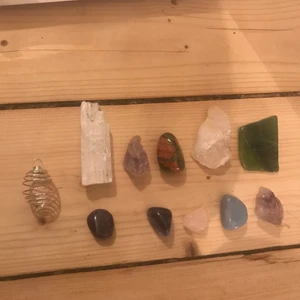 Kristaller - 9 fina kristaller samt en smyckesbehållare för de. Skriv om ni vill ha mer info, fler bilder eller köpa!