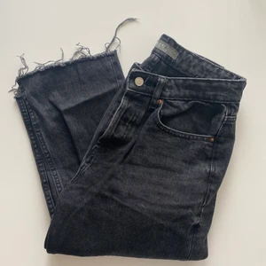 Svarta jeans  - Svarta jeans från primark som tyvärr blivit försmå för mig, använda fåtal gånger men fortfarande i bra skick💕