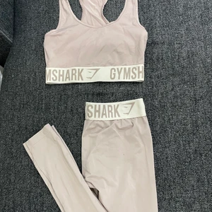 Gymshark tights+sportbh  - Gymshark tights och matchande sportbh. Inte använt mycket, ifall ni vill ha bilder på hur den sitter på är det bara att skriva! Tights+sportbh för 300kr eller tightsen för 200kr och sportbh för 150kr (pris+frakt)