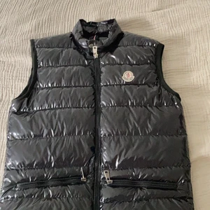 Moncler väst - Säljer den pga. Att den är för stor för mig. 