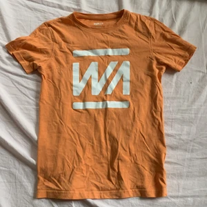 T-shirt säljer - Orange warp t-shirt säljer som är mycket bekväm