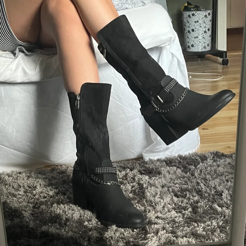 Supersnygga svarta boots med kedja och detaljer från mtng 💕 Skorna är endast testade inomhus och därför i helt nyskick!! Nypris 699kr. Frakten är inräknad  i priset✨. Skor.