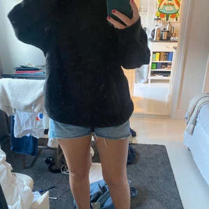 Stickad svart tröja - Säljer min super stora och härlgi svart stickad tröja!!! Helt oanvänd!! Delvis gjord på alpacka därav materialet 