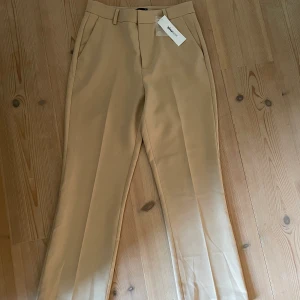 Kostymbyxor - Kostymbyxor från ginatricot i storlek 36 (Small). Helt oanvända, (prislappen är kvar). Sälj pgr av fel storlek vid beställning:)