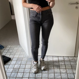 Jeans - Gråa low waist jeans från Zara!