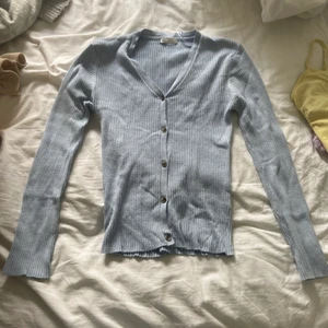 Kofta - Blå stickade kofta från Cubus i stl s Köparen står för frakt 39kr