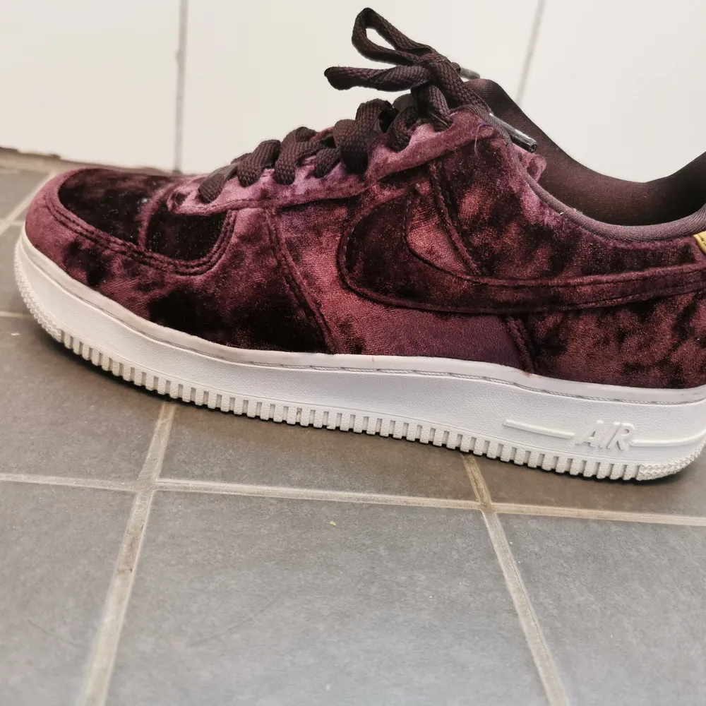 Vinröda sammets skor st 38 Nike air force 1 Superfint skick. Skor.