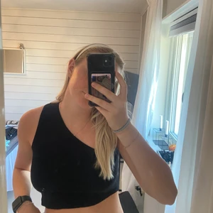 Svart topp - Snedskuren topp från nakd