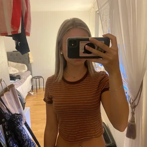 Weekday t-shirt  - Säljer min weekday t-shirt då den inte används längre. Super fina bruna färger och passar till det mesta. Köparen betalar för frakt 💕