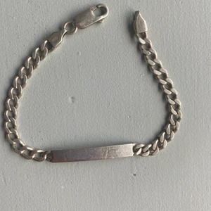 Silverarmband  - Silverarmband med bricka. Se bilder, är något repig. Hör av dig vid frågor :)