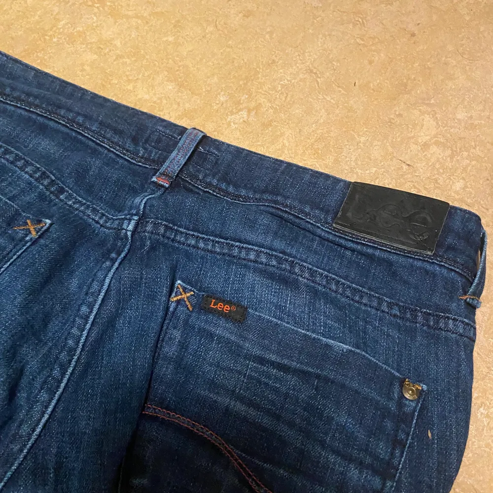 Low Wasted Lee jeans som tyvärr blivit för små för mig, storlek W30/L33, använda men i bra skick. Jeans & Byxor.