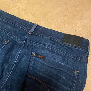 Low Wasted Lee jeans som tyvärr blivit för små för mig, storlek W30/L33, använda men i bra skick