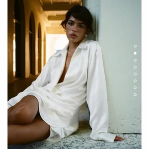 Vit satinklänning - Säljer denna underbara klänningen från zara pga att den är lite för stor för mig😔 Aldrig använd, så den är i nytt skick💫 