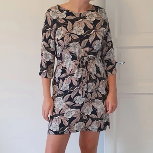 Vila Klänning  - Vila Klänning  Vigro boatneck dress  Material 100% viskos  Tvättas i 30 grader  Längd mätt från rygg ca 85 cm Mönstrad (mörkblå, skär, vit med fåglar) 