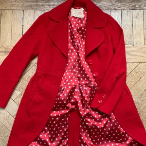 Fornarina kappa - Superskön och varm Fornarina kappa med härliga fickor, kan bäras både inomhus på vintern och utomhus på vår, sensommar och senhöst. Material: 80%ull 20% nylon. Storlek:38. Modellen som bär plagget är 177cm lång. Skick: 6/10. 90-tals look. Övrigt: Kan hämtas på Kungsholmen eller frakt. 