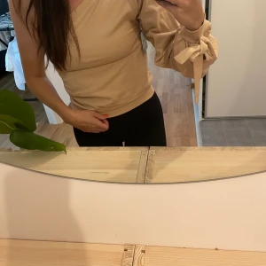 One shoulder - Tröja från Nelly med prislapparna kvar aldrig använd. Super snygg!🌸i