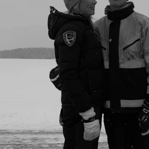 Dbrand jacka - Säljer denna fina svarta vinterjacka! Älskar den men tyvärr blivit för liten. Köparen står för frakt.