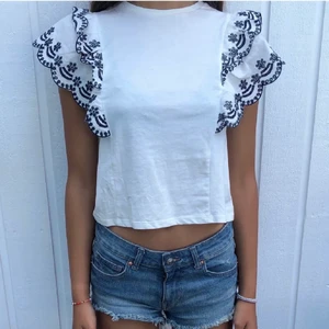 Zara volangtröja  - hej hej, nu tänker jag sälja min volangtröja från zara då den inte kommer till användning tyvärr❤️ tröjan är i så bra skicka att prislappen är kvar (aldrig använt). kontakta mig för mer info och bilder🫶🏻 (inte mina bilder)