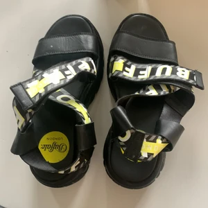 Buffalo skor - Hej, jag säljer mina Buffalo skor💗 Dom är i ny skick och använda en gång, anledningen till att dom inte blivit använda är att fick dom i fel storlek❤️ Jag  köpte dom för 1300kr ungefär men säljer dom för 600❤️ skriv vid intresse eller frågor 💗💞