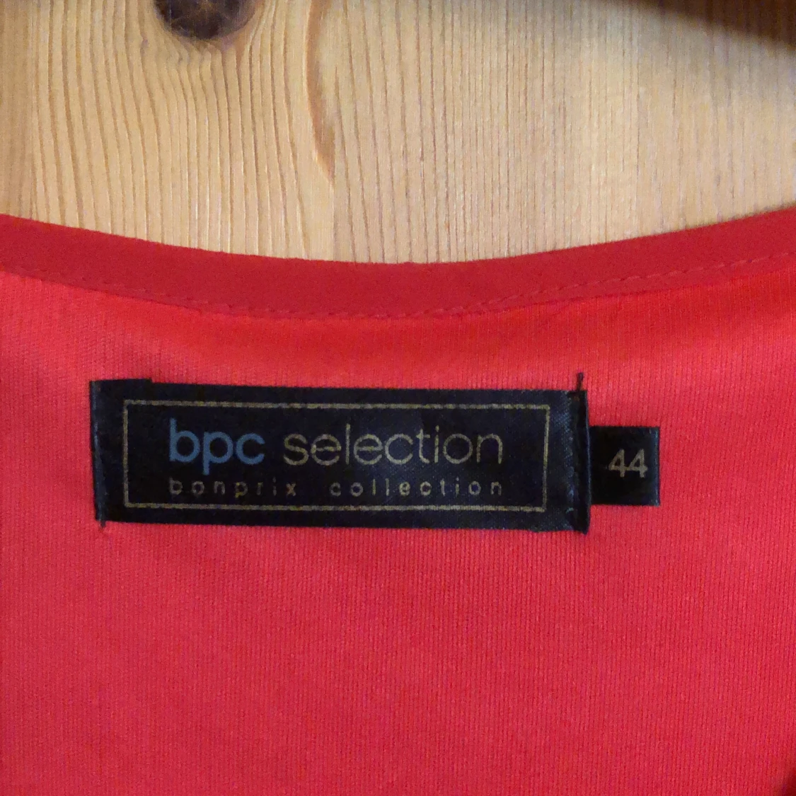 Härligt glittrande röd i stl 44 - 91