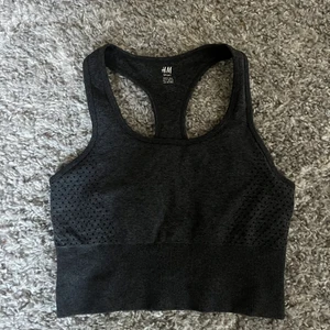Sport topp - Helt oanvänd sport topp från Hm i storlek S. Den går lite längre neråt på magen och fungerar som tränings tröja samt sport bh! 