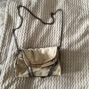 Stella McCartney liknande - Intressekoll.  Väska som är inspirerad av stella McCartney väskorna. Använd 2 gånger så i gott skick. 